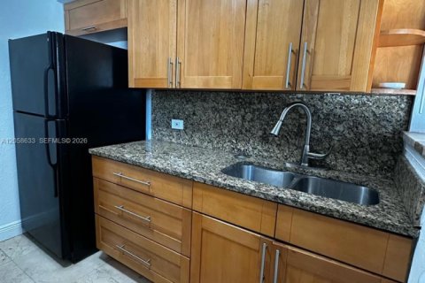 Villa ou maison à louer à Biscayne Park, Floride: 2 chambres, 223.89 m2 № 2168180 - photo 4