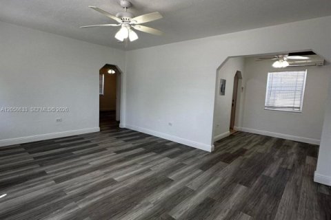 Villa ou maison à louer à Biscayne Park, Floride: 2 chambres, 223.89 m2 № 2168180 - photo 6