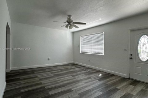 Villa ou maison à louer à Biscayne Park, Floride: 2 chambres, 223.89 m2 № 2168180 - photo 5