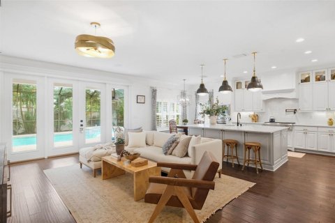 Casa en venta en Tampa, Florida, 5 dormitorios, 337.79 m2 № 2384495 - foto 2