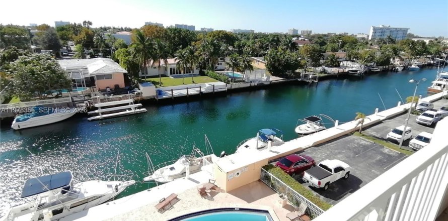 Condo in North Miami, Florida, 1 bedroom  № 2042149