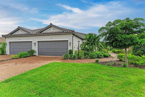 House in Bradenton, Florida 2 bedrooms, 144.74 sq.m. № 1915704 - photo 1