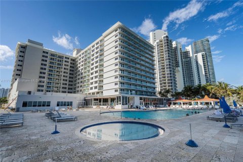 Condominio en venta en Sunny Isles Beach, Florida, 33.44 m2 № 1775165 - foto 14