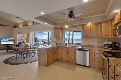 Casa en venta en Cape Coral, Florida, 4 dormitorios, 274.06 m2 № 2428072 - foto 10