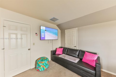Casa en venta en Cape Coral, Florida, 4 dormitorios, 274.06 m2 № 2428072 - foto 18