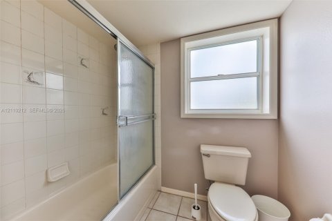 Casa en venta en Cape Coral, Florida, 4 dormitorios, 274.06 m2 № 2428072 - foto 16