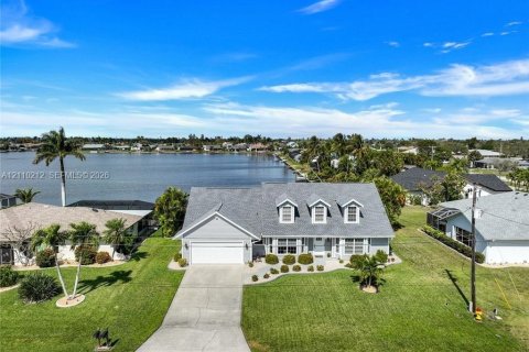 Casa en venta en Cape Coral, Florida, 4 dormitorios, 274.06 m2 № 2428072 - foto 2