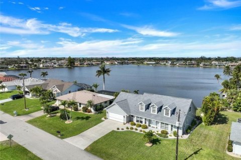Casa en venta en Cape Coral, Florida, 4 dormitorios, 274.06 m2 № 2428072 - foto 11