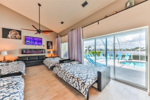 Casa en venta en Cape Coral, Florida, 4 dormitorios, 274.06 m2 № 2428072 - foto 13