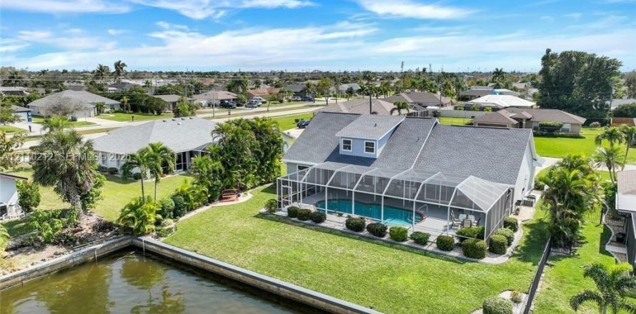 Casa en Cape Coral, Florida 4 dormitorios, 274.06 m2 № 2428072