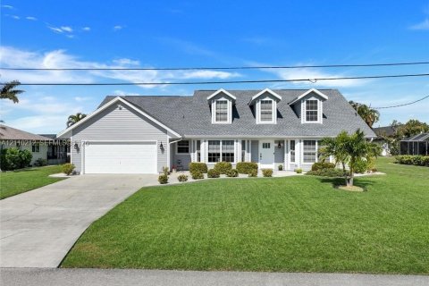 Casa en venta en Cape Coral, Florida, 4 dormitorios, 274.06 m2 № 2428072 - foto 3