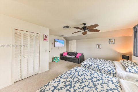 Casa en venta en Cape Coral, Florida, 4 dormitorios, 274.06 m2 № 2428072 - foto 19