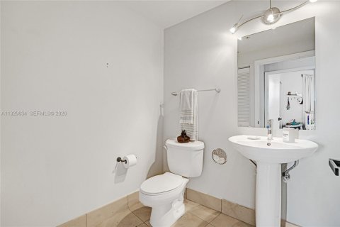Condo in Miami, Florida, 2 bedrooms  № 1996067 - photo 27