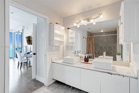 Condo in Miami, Florida, 2 bedrooms  № 1996067 - photo 9