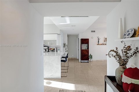Condo in Miami, Florida, 2 bedrooms  № 1996067 - photo 26