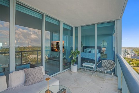 Condo in Miami, Florida, 2 bedrooms  № 1996067 - photo 11
