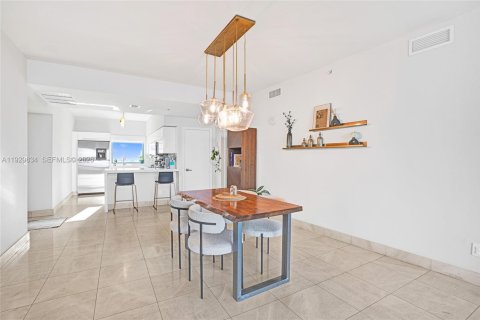 Condo in Miami, Florida, 2 bedrooms  № 1996067 - photo 20