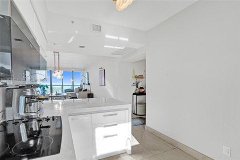Condo in Miami, Florida, 2 bedrooms  № 1996067 - photo 17