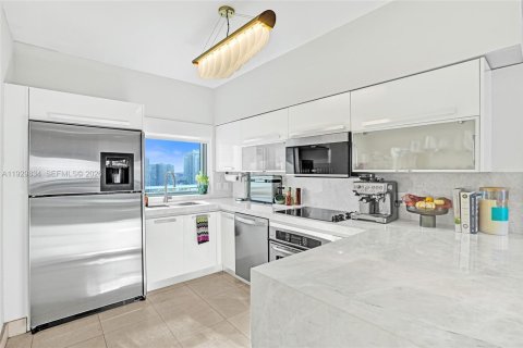 Condo in Miami, Florida, 2 bedrooms  № 1996067 - photo 16