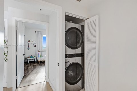 Condo in Miami, Florida, 2 bedrooms  № 1996067 - photo 28