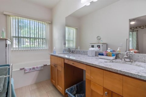 House in Clermont, Florida 2 bedrooms, 184.41 sq.m. № 2143029 - photo 16