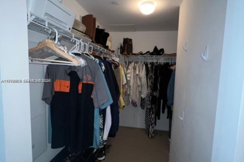 Condo in Miami, Florida, 2 bedrooms  № 2040378 - photo 12