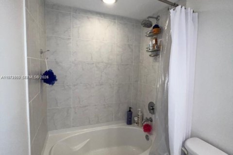 Condo in Miami, Florida, 2 bedrooms  № 2040378 - photo 13