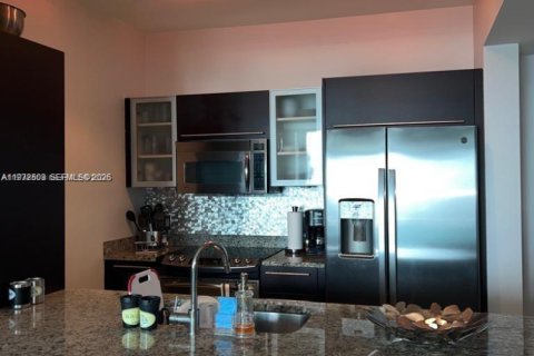 Condo in Miami, Florida, 2 bedrooms  № 2040378 - photo 5