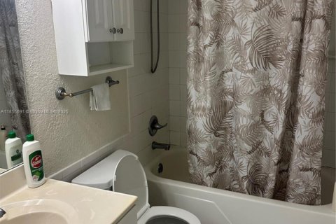 Condo in Hollywood, Florida, 1 bedroom  № 1962652 - photo 8