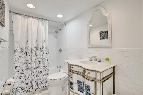 Condo in Miami Beach, Florida, 2 bedrooms  № 1973830 - photo 22