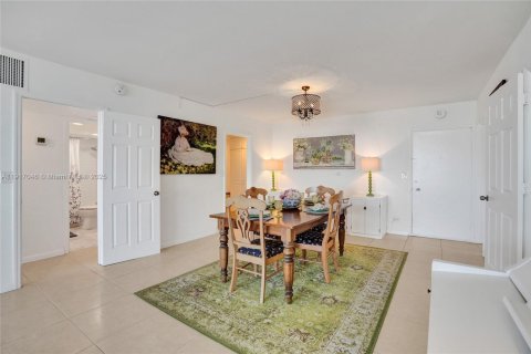 Condo in Miami Beach, Florida, 2 bedrooms  № 1973830 - photo 14