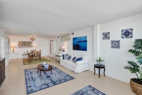 Condo in Miami Beach, Florida, 2 bedrooms  № 1973830 - photo 10