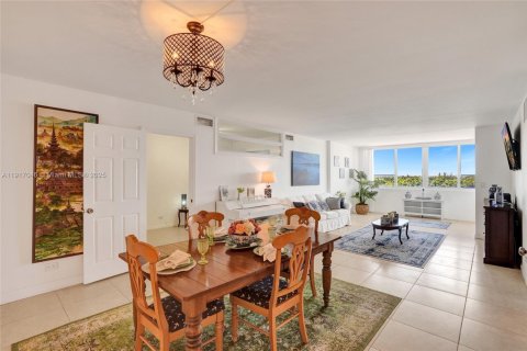 Condo in Miami Beach, Florida, 2 bedrooms  № 1973830 - photo 12