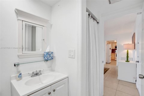 Condo in Miami Beach, Florida, 2 bedrooms  № 1973830 - photo 29