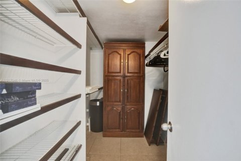 Condo in Miami Beach, Florida, 2 bedrooms  № 1973830 - photo 21