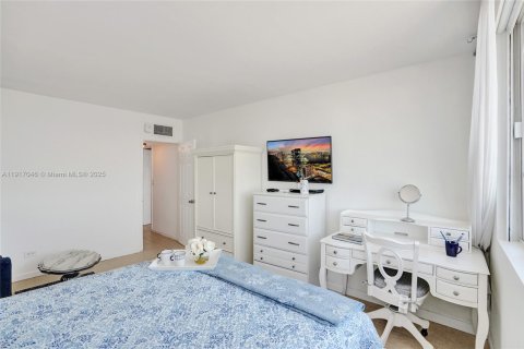Condo in Miami Beach, Florida, 2 bedrooms  № 1973830 - photo 19
