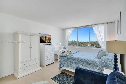 Condo in Miami Beach, Florida, 2 bedrooms  № 1973830 - photo 17