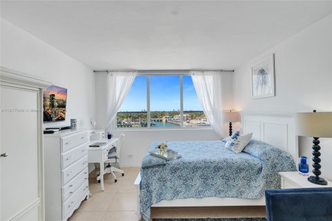 Condo in Miami Beach, Florida, 2 bedrooms  № 1973830 - photo 16