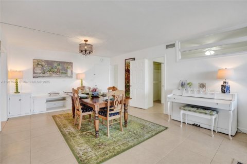 Condo in Miami Beach, Florida, 2 bedrooms  № 1973830 - photo 13