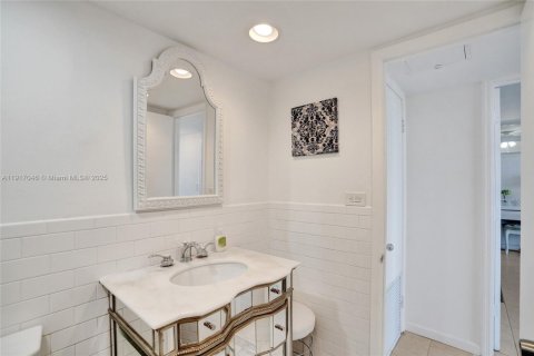 Condo in Miami Beach, Florida, 2 bedrooms  № 1973830 - photo 23