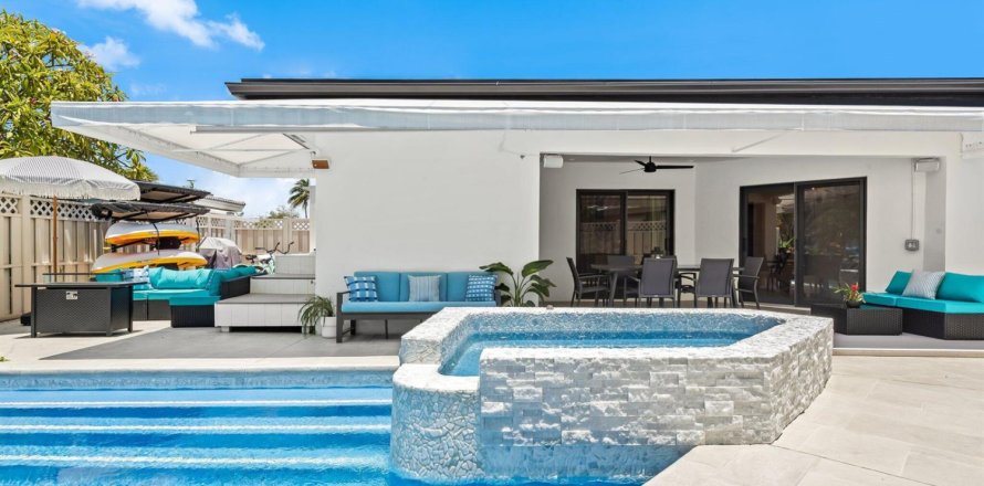 House in Pompano Beach, Florida 5 bedrooms, 235.79 sq.m. № 2261414