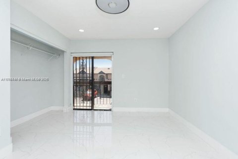 Condominio en venta en Hialeah, Florida, 2 dormitorios, 112.23 m2 № 1841104 - foto 9