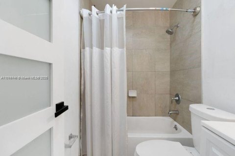 Condominio en venta en Hialeah, Florida, 2 dormitorios, 112.23 m2 № 1841104 - foto 17