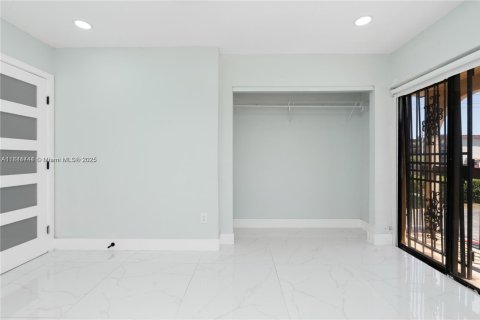 Condominio en venta en Hialeah, Florida, 2 dormitorios, 112.23 m2 № 1841104 - foto 19