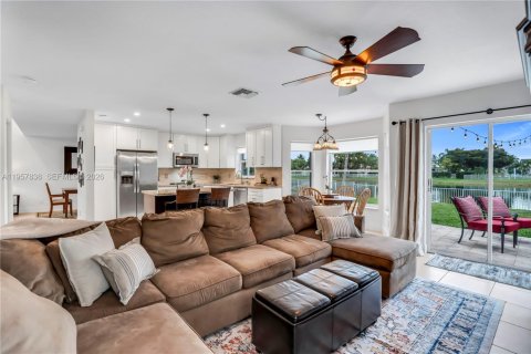 House in Pembroke Pines, Florida 4 bedrooms, 202.06 sq.m. № 2021964 - photo 16