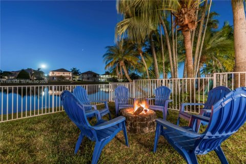 House in Pembroke Pines, Florida 4 bedrooms, 202.06 sq.m. № 2021964 - photo 2