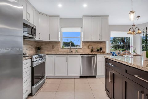 House in Pembroke Pines, Florida 4 bedrooms, 202.06 sq.m. № 2021964 - photo 12