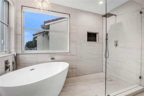 House in Pembroke Pines, Florida 4 bedrooms, 202.06 sq.m. № 2021964 - photo 25