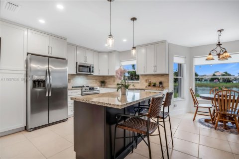 House in Pembroke Pines, Florida 4 bedrooms, 202.06 sq.m. № 2021964 - photo 11