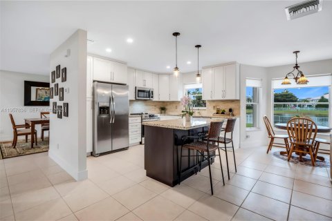 House in Pembroke Pines, Florida 4 bedrooms, 202.06 sq.m. № 2021964 - photo 8